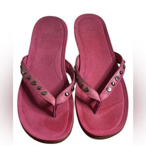UGG Pink Sandals with Metallic Accents and Cushioned Comfort/ ZIZE 8